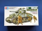 Tamiya	35251	US M4A3 Sherman 105mm Howitzer w/ aber  1/35, Hobby en Vrije tijd, Modelbouw | Auto's en Voertuigen, Tank, 1:32 tot 1:50