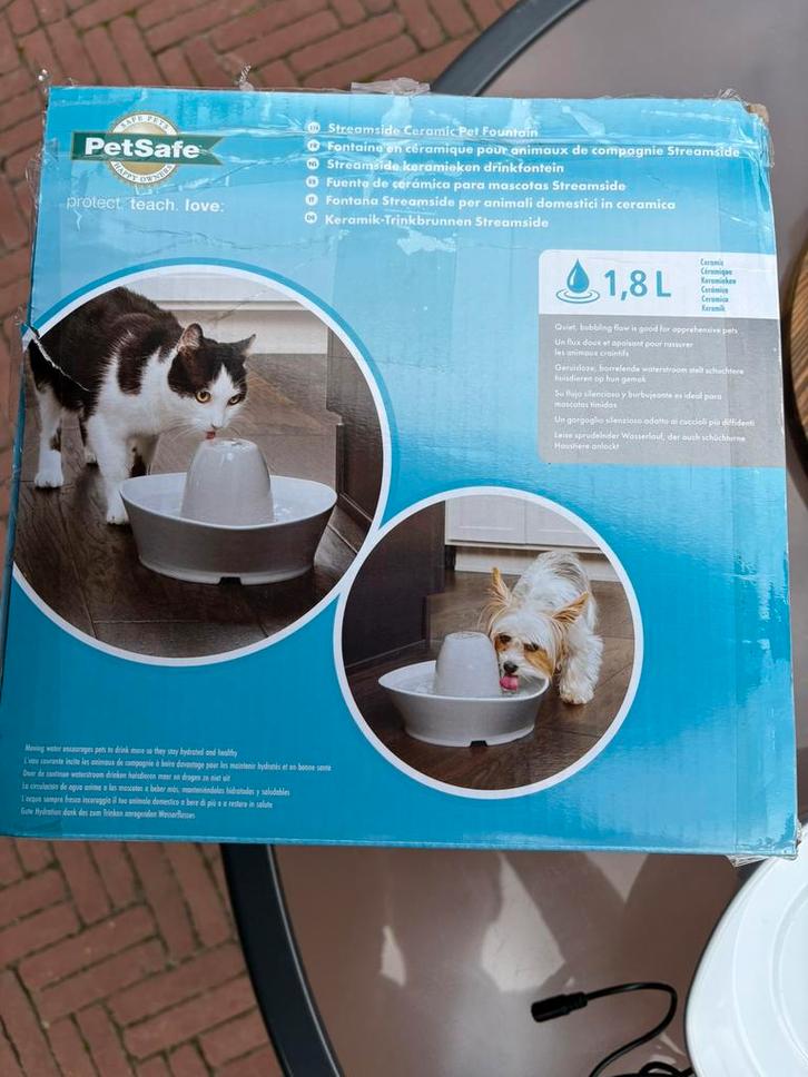 PetSafe Streamside Ceramic Pet Fountain, Dieren en Toebehoren, Kattenvoerbakken en Drinkbakken, Gebruikt, Automatisch, Ophalen of Verzenden