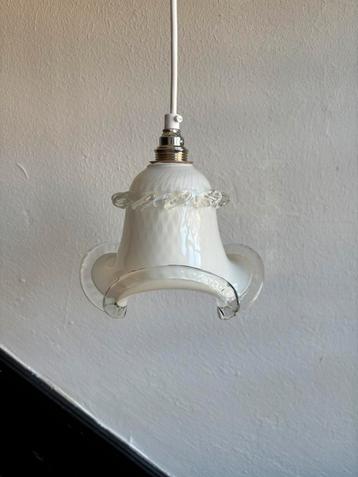 Vintage wit murano glazen hanglampje bloem kelk sier kap beschikbaar voor biedingen