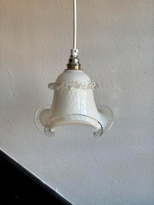 Vintage wit murano glazen hanglampje bloem kelk sier kap, Huis en Inrichting, Lampen | Hanglampen, Minder dan 50 cm, Glas, Ophalen of Verzenden