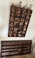 Houten Letterbak met beeldjes en een lege letterbak, Ophalen