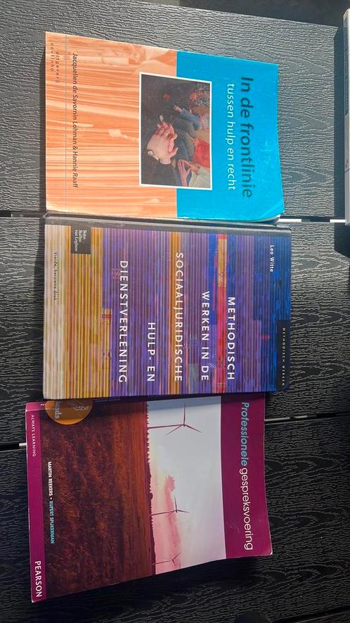 In de frontlinie tussen hulp en recht, Boeken, Politiek en Maatschappij, Zo goed als nieuw, Maatschappij en Samenleving, Ophalen