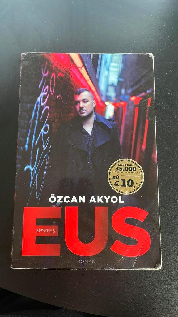 Özcan Akyol - Eus, Boeken, Literatuur, Gelezen, Nederland, Ophalen of Verzenden