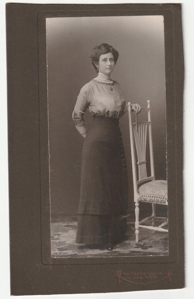 Grote foto op karton vrouw Ned. Ind. Charls & van Es & Co., Verzamelen, Foto's en Prenten, Gebruikt, Foto, Overige onderwerpen