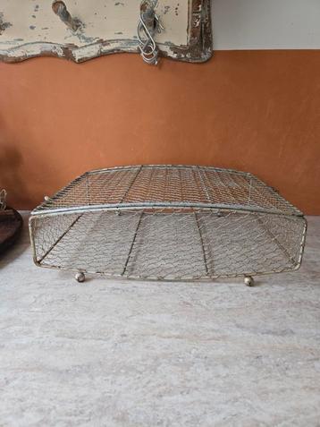 Oude Draadmand met Kippengaas & Bolpootjes beschikbaar voor biedingen