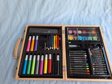 Tekenkoffer met diverse materialen beschikbaar voor biedingen