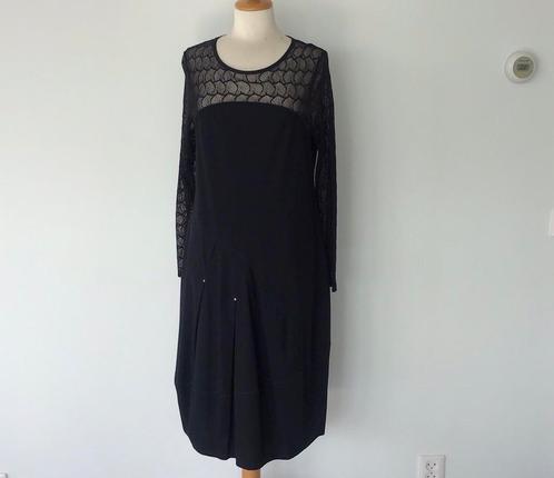 Zwart travelstof jurkje van The Planet in mast 40, Kleding | Dames, Jurken, Zo goed als nieuw, Maat 38/40 (M), Zwart, Knielengte