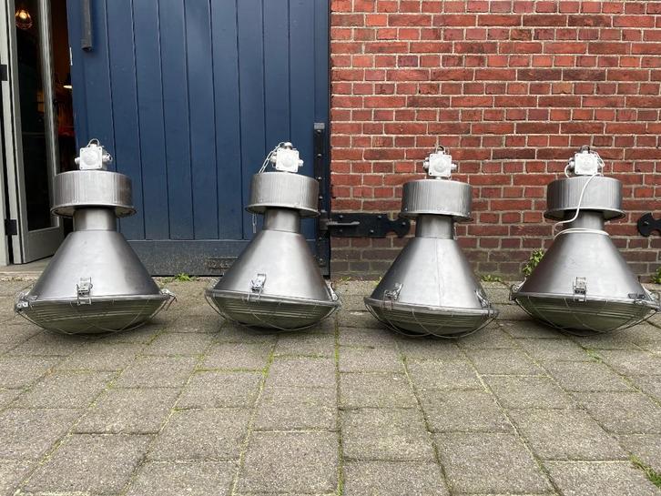 4x oude fabriekslamp met bolglas gepolijst, Antiek en Kunst, Curiosa en Brocante, Ophalen