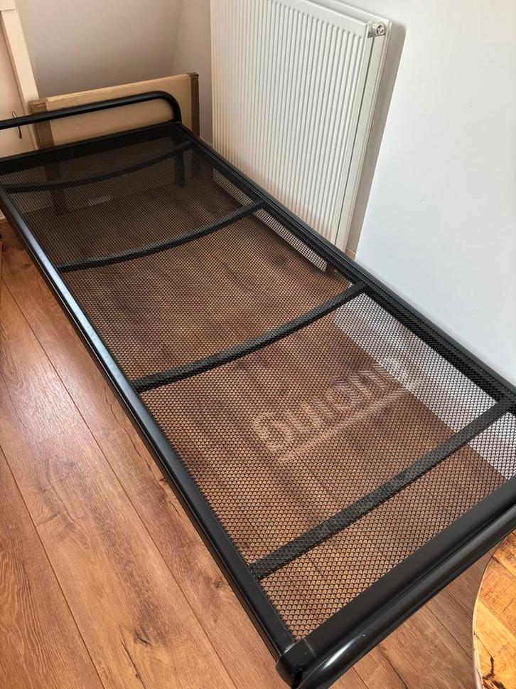 Auping bed zwart met 1 persoons matras, Huis en Inrichting, Slaapkamer | Bedden, Gebruikt, Eenpersoons, 90 cm, 210 cm, Metaal