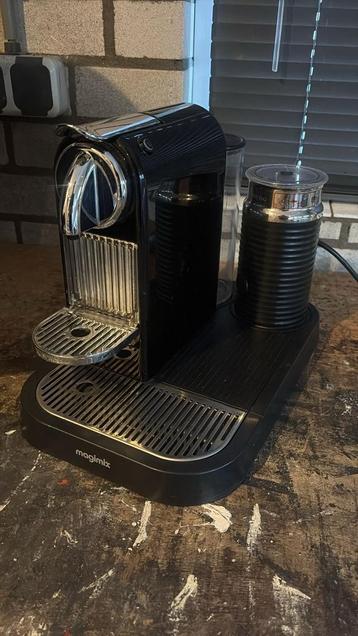 Nespresso Magimix black + Melkopschuimer lekt beschikbaar voor biedingen