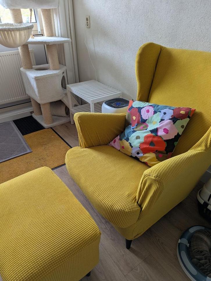 STRANDMON Fauteuil en voetenbank, custom gele hoes, Huis en Inrichting, Fauteuils, Zo goed als nieuw, Hout, Stof, 75 tot 100 cm