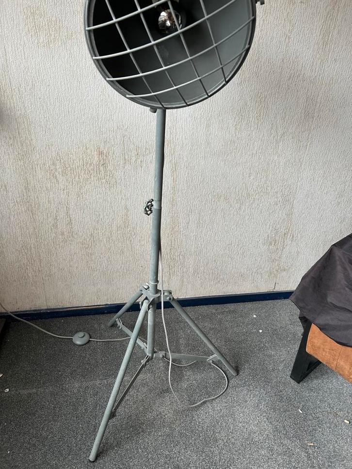 Industriële vloerlamp met statief, Huis en Inrichting, Lampen | Vloerlampen, Gebruikt, 150 tot 200 cm, Metaal, Ophalen