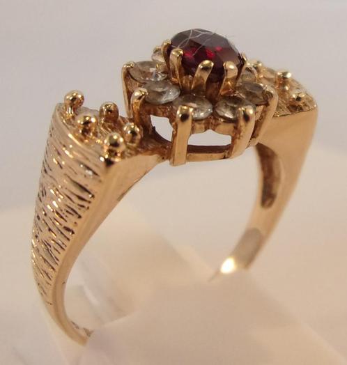 Elegante strikring geelgoud met Granaat en witte Topazen, Sieraden, Tassen en Uiterlijk, Antieke sieraden, Ring, Goud, Met edelsteen