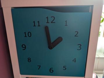 Ikea kallax inzet kastje klok.