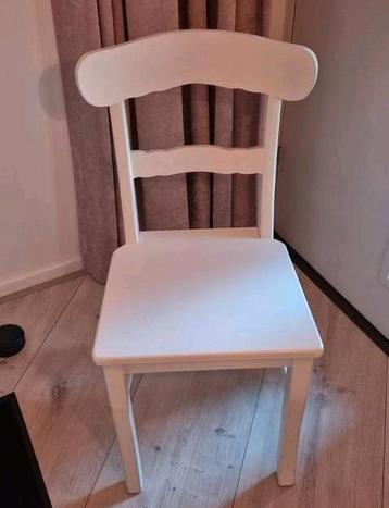 Witte eetkamerstoel beschikbaar voor biedingen