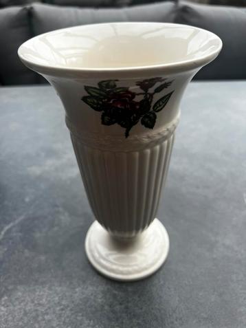 WEDGWOOD VAAS beschikbaar voor biedingen