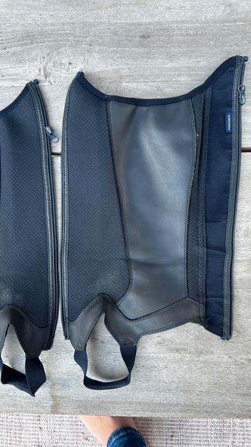 Chaps en handschoenen  beschikbaar voor biedingen