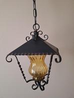 Vintage hanglamp. Smeedijzer, geel glas., Huis en Inrichting, Lampen | Hanglampen, Ophalen, Zo goed als nieuw, Overige materialen