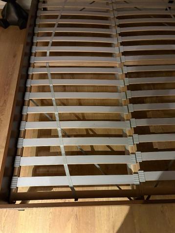 Tweepersoons donkerhouten bed 140x200 - IKEA - afbeelding 3