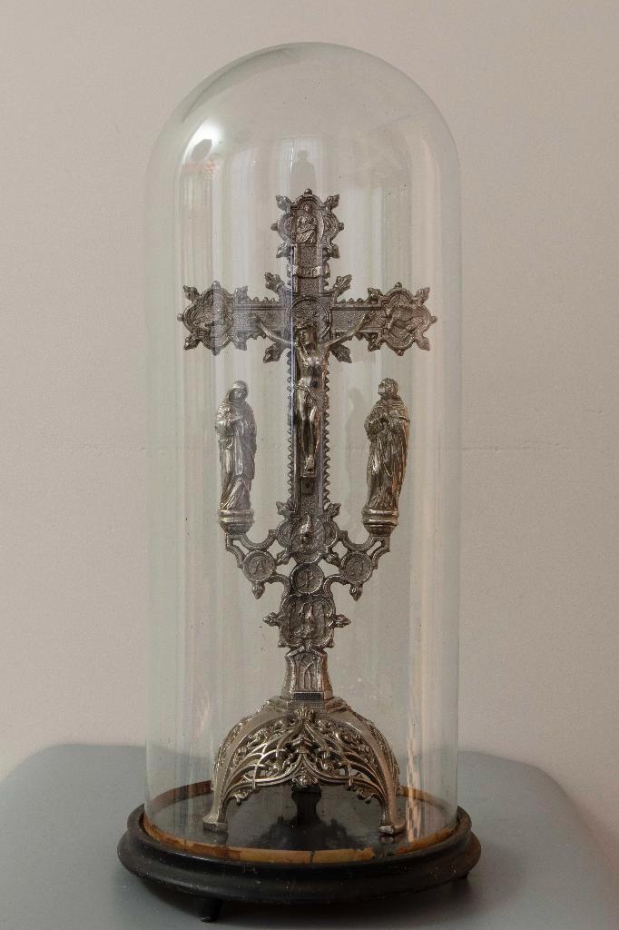 (nr.53) Prachtig kruisbeeld onder glazen stolp met houder, Antiek en Kunst, Curiosa en Brocante, Ophalen