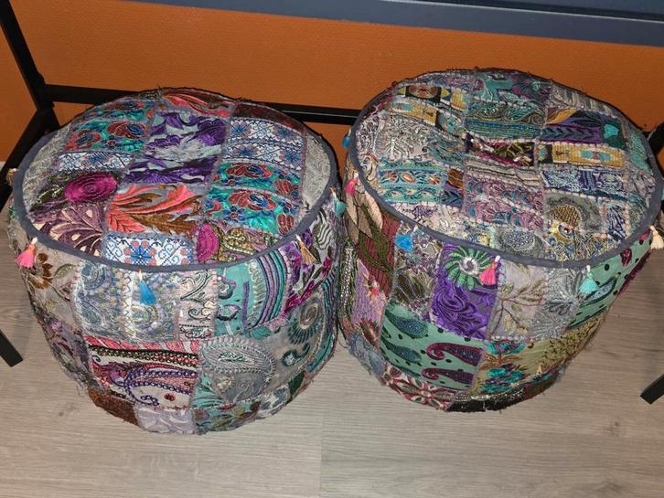 Twee kleurrijke patchwork poefs, Huis en Inrichting, Banken | Voetenbanken en Poefen, Gebruikt, 50 tot 75 cm, 50 tot 75 cm, Rond