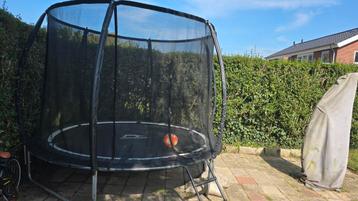 Trampoline met veiligheidsnet beschikbaar voor biedingen
