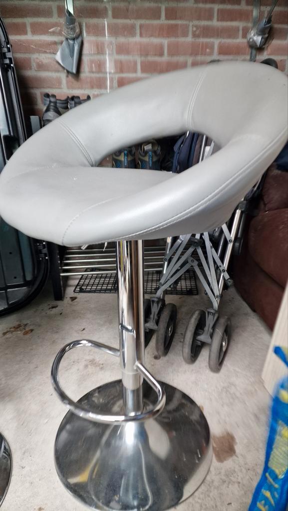 Grijze barkruk met voetsteun, Huis en Inrichting, Barkrukken, Gebruikt, 60 tot 90 cm, Kunststof, Metaal, 2 krukken, In hoogte verstelbaar