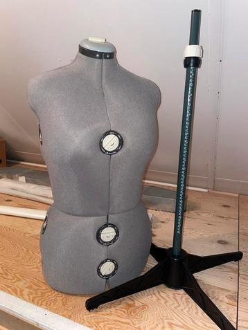 Verstelbare paspop op standaard beschikbaar voor biedingen