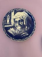 Delftsblauw bord: Oude vrouw leest boek boch, Antiek en Kunst, Ophalen of Verzenden