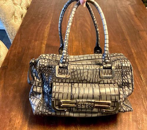 Te koop originele Guess dames handtas ., Sieraden, Tassen en Uiterlijk, Tassen | Damestassen, Zo goed als nieuw, Handtas, Grijs