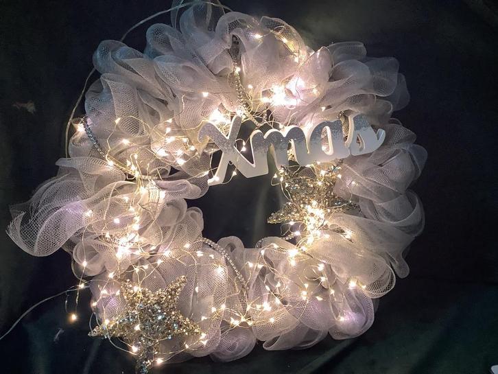 2 Kransen: Kerst (verlicht) en Carnaval, Huis en Inrichting, Woonaccessoires | Kransen, Zo goed als nieuw, Ophalen