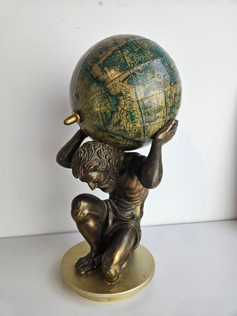 Vintage Atlas beeld met wereldbol - Gebruikssporen, Ophalen of Verzenden, Gebruikt, Mens