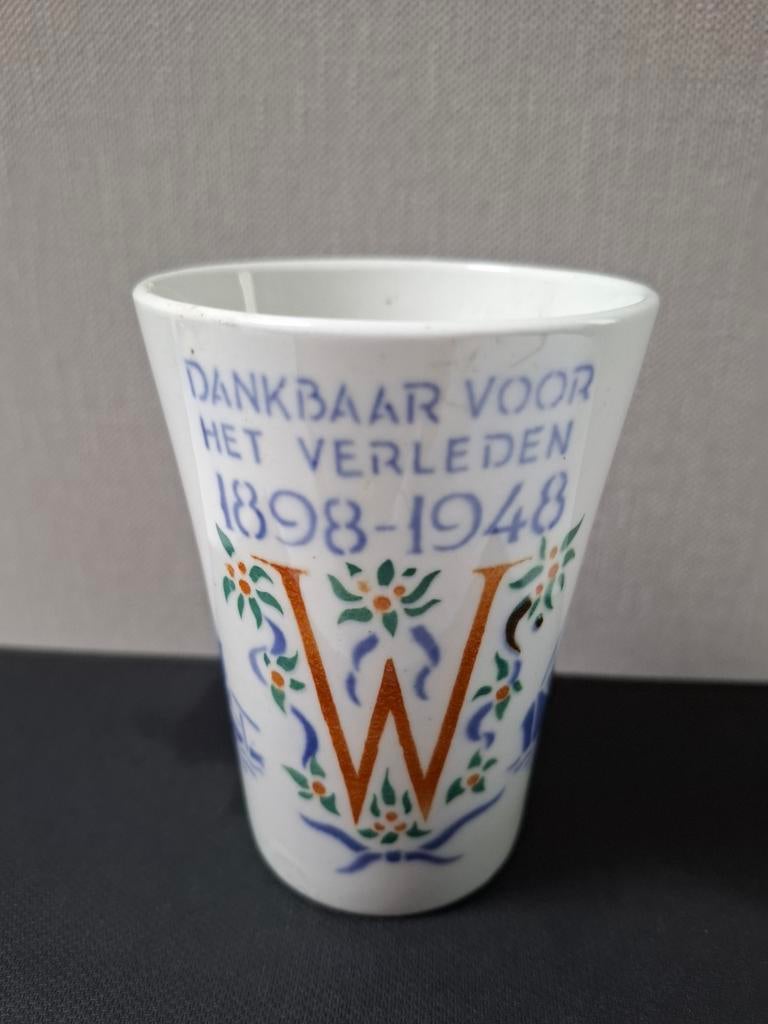Herinneringsbeker 1898-1948 Wilhelmina/Juliana., Ophalen of Verzenden, Gebruikt