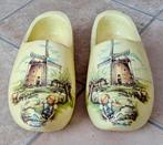Een paar handgeschilderde houten klompen met molenafbeelding, Ophalen of Verzenden