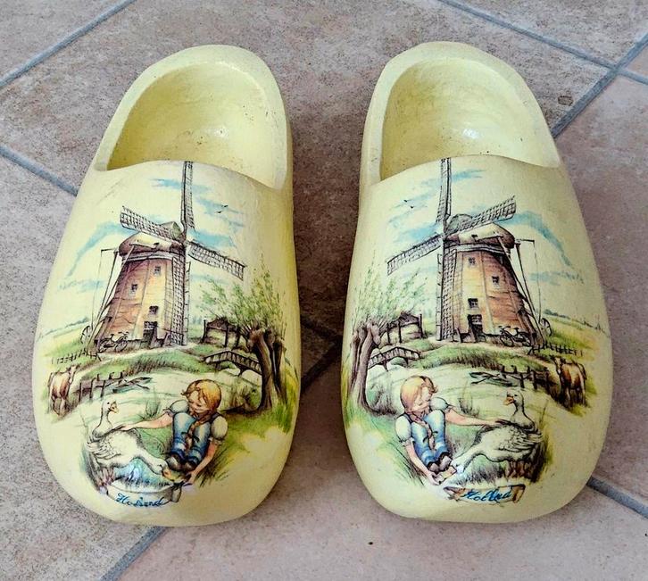 Een paar handgeschilderde houten klompen met molenafbeelding, Antiek en Kunst, Antiek | Woonaccessoires, Ophalen of Verzenden