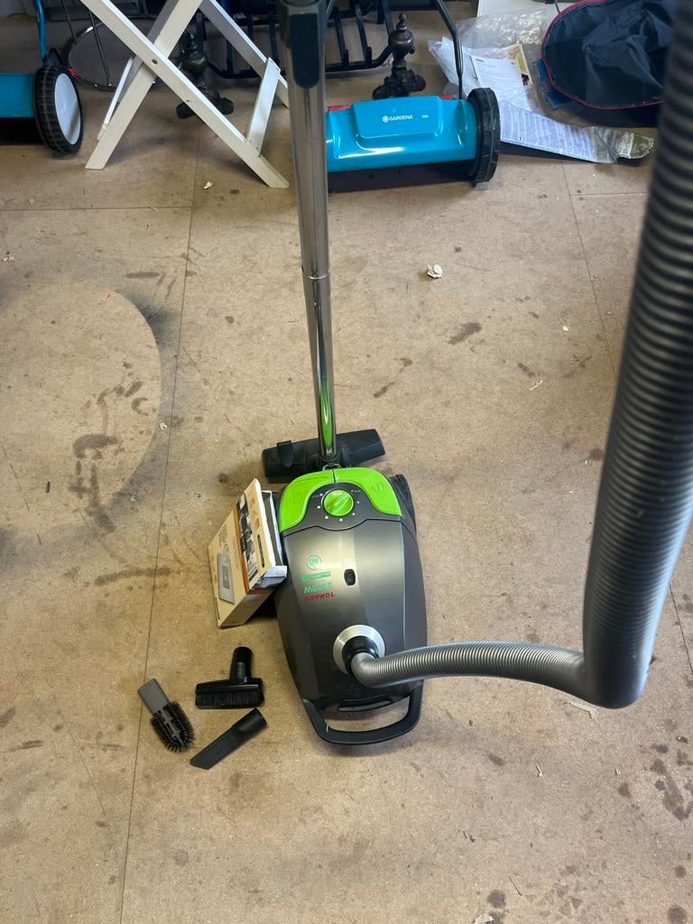Tomado Stofzuiger 2200W met accessoires, Stofzak, Gebruikt, Stofzuiger, Ophalen of Verzenden