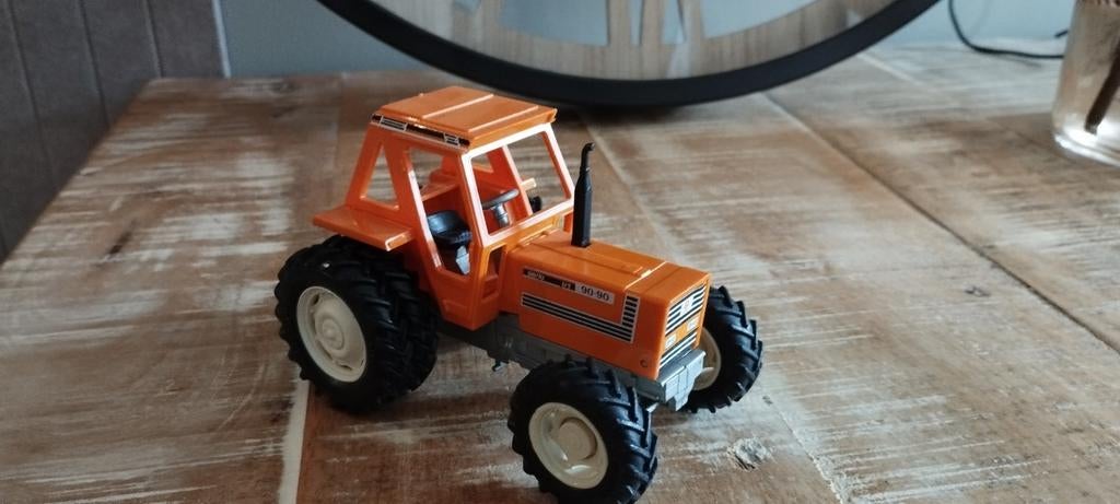Fiat 90-90 DT Tractor Model 1:32 - Oranje, 1:32 tot 1:50, Overige typen, Zo goed als nieuw, Ophalen