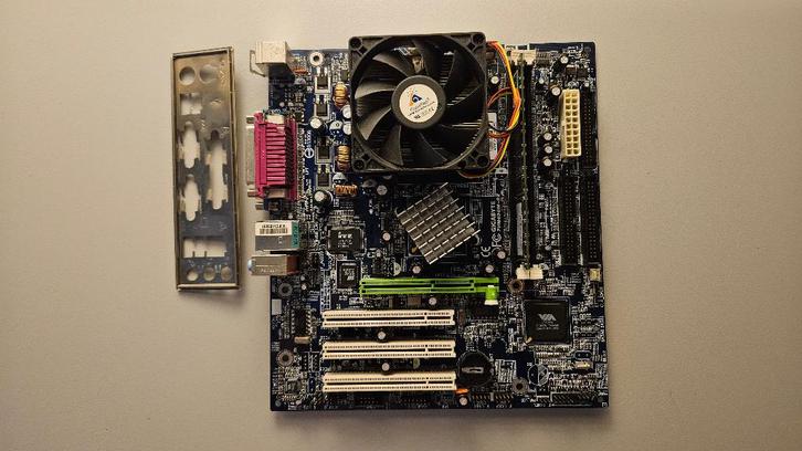 Gigabyte 7VM400M-RZ + AMD Sempron 2400+ + 512MB, Computers en Software, Moederborden, Gebruikt, Overige typen, DDR, Ophalen of Verzenden