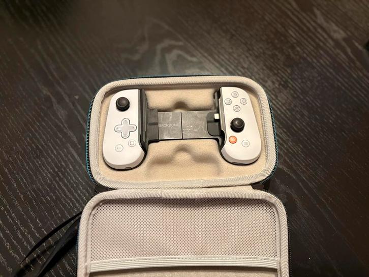 Backbone One Mobile Gaming Controller voor iPhone, Spelcomputers en Games, Spelcomputers | Overige Accessoires, Zo goed als nieuw