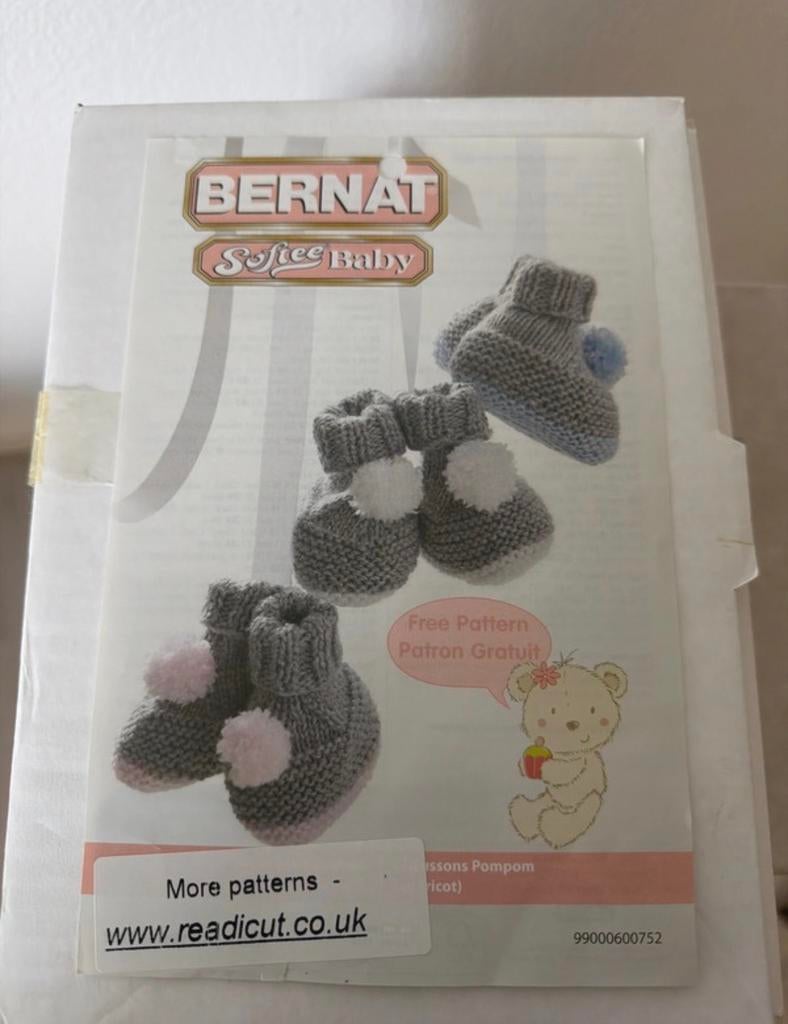 DIY Breipakket Baby Booties - Bernat Softee Baby Garen, Ophalen of Verzenden, Nieuw, Breien, Wol of Garen