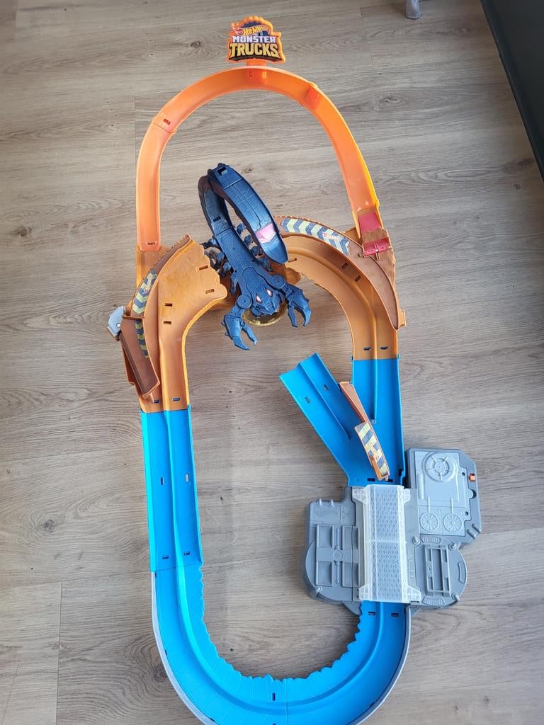 Hot Wheels Monster Trucks racebaan met schorpioen, Ophalen