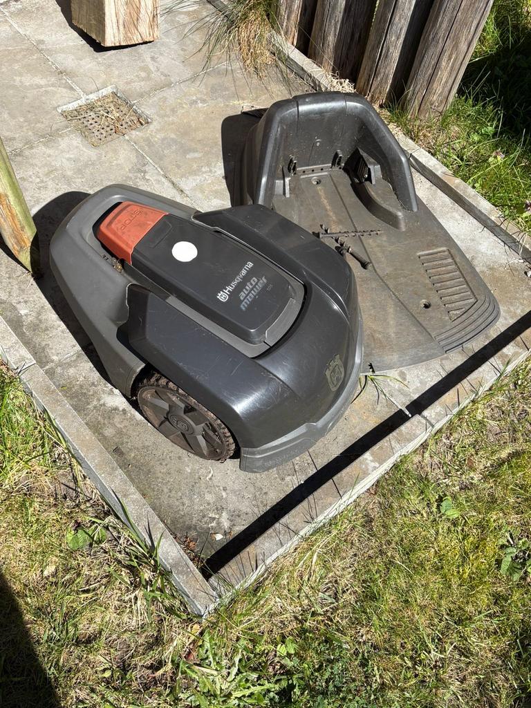 Husqvarna Automower 105 Robotmaaier, Ophalen of Verzenden, Gebruikt, 20 tot 25 cm