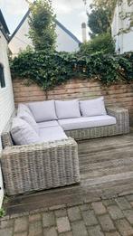 Grote rieten loungebank met kussens - gratis af te halen, Huis en Inrichting, Banken | Complete zithoeken, Ophalen, Gebruikt, Riet of Rotan