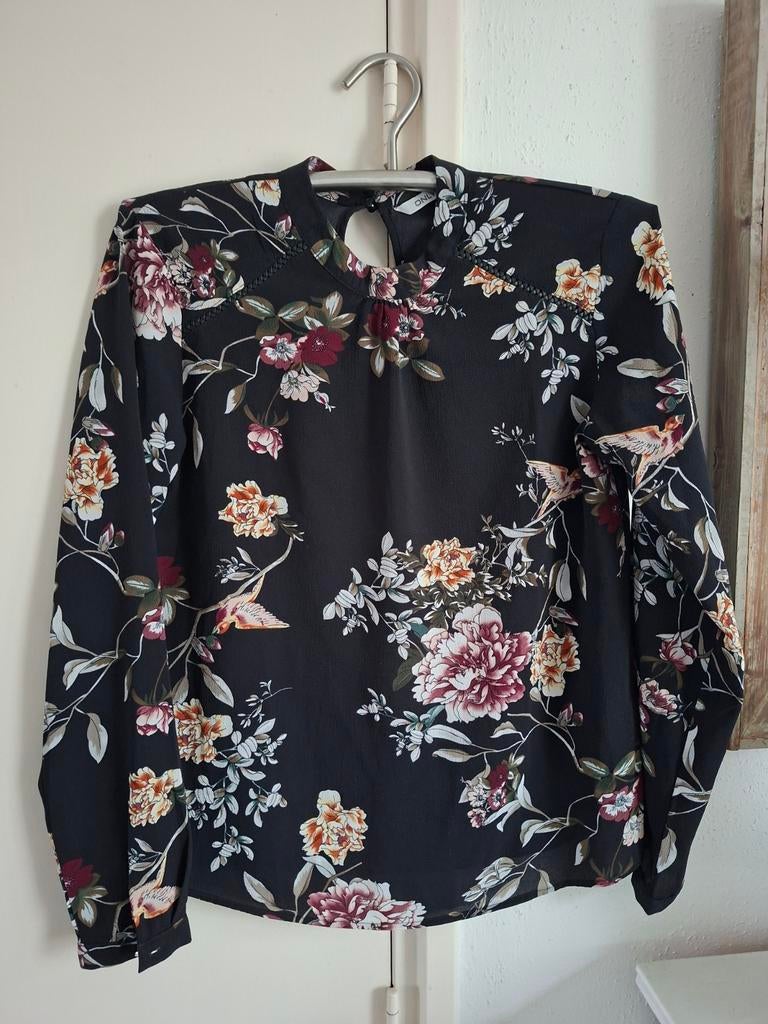 Zwarte Only blouse met bloemenprint - Maat 34, Kleding | Dames, Blouses en Tunieken, Only, Zwart, Ophalen of Verzenden, Zo goed als nieuw