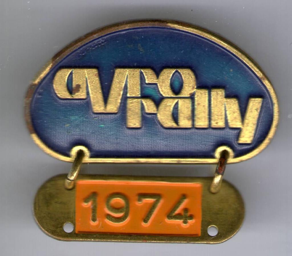 AVRO Rally 1974 koper broche ( V_242 ), Verzenden, Nieuw, Sport, Speldje of Pin