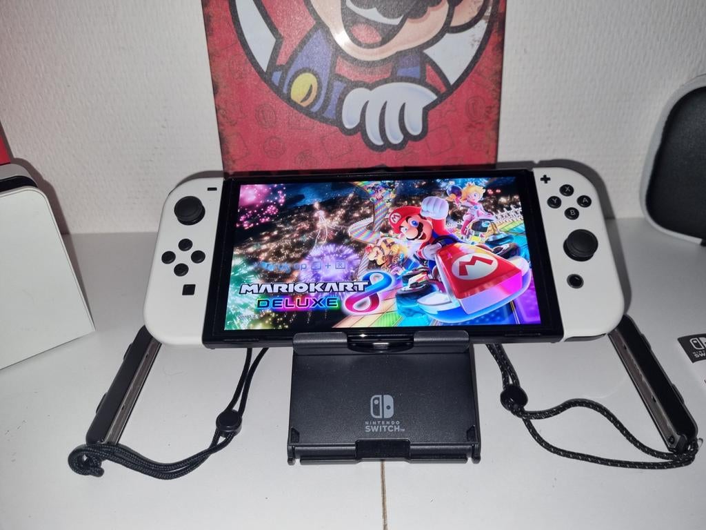 NINTENDO SWITCH OLED (2024) MARIO KART BUNDEL, Switch OLED, Gebruikt, Met 2 controllers, Ophalen of Verzenden