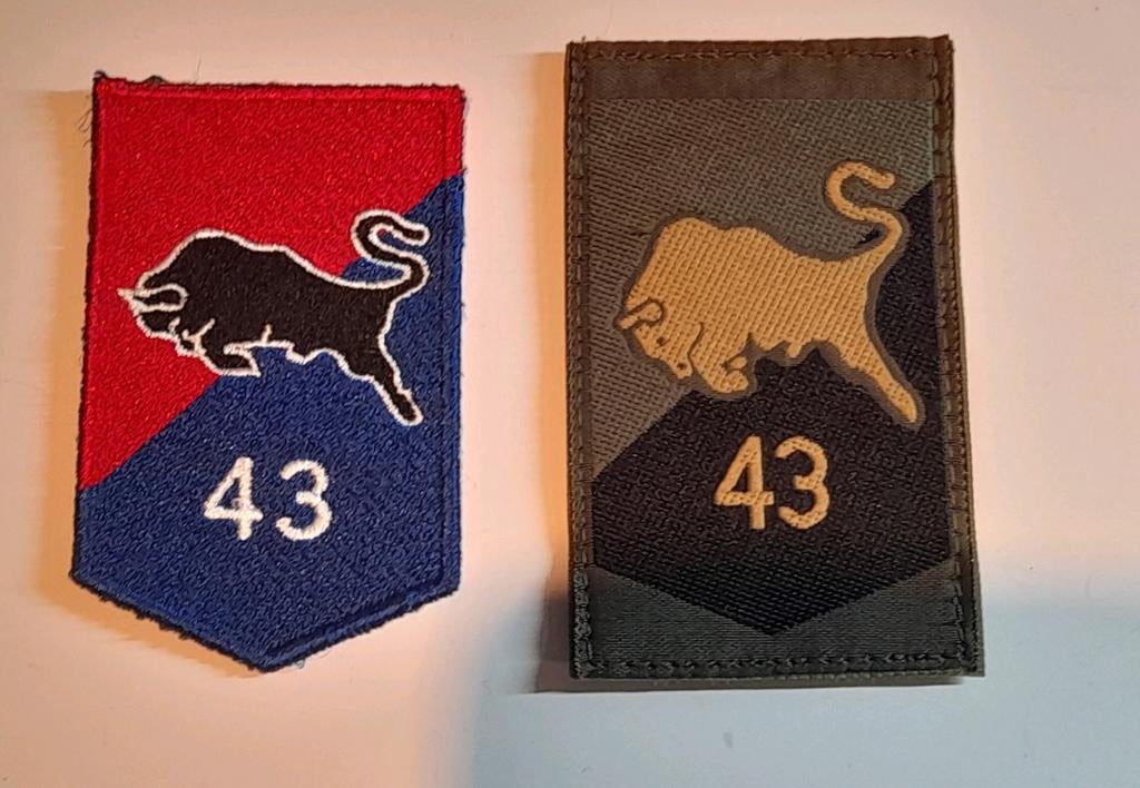 Mouwemblemen 43 mechbrig voor DT en gvt, Ophalen of Verzenden, Landmacht, Nederland, Embleem of Badge
