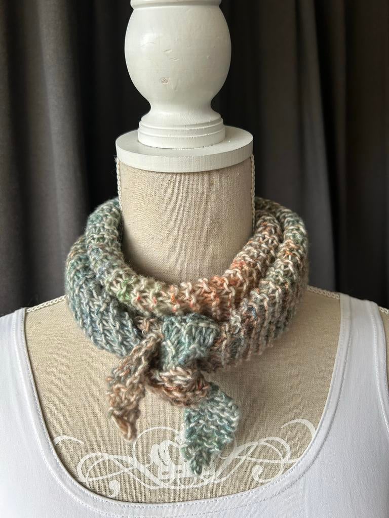 Trendy Mini sjaaltje - Handgemaakt met Lana Grossa garen, Ophalen of Verzenden, Nieuw, Maat 34 (XS) of kleiner, Sjaal