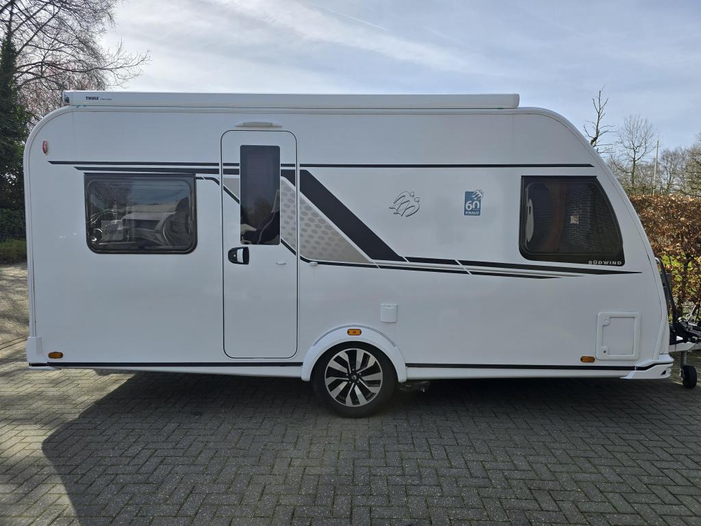 Knaus Sudwind 60 Years 450 FU mover + tv + dakluifel + tent, Caravans en Kamperen, Rondzit, Bedrijf, Overige typen, 5 tot 6 meter