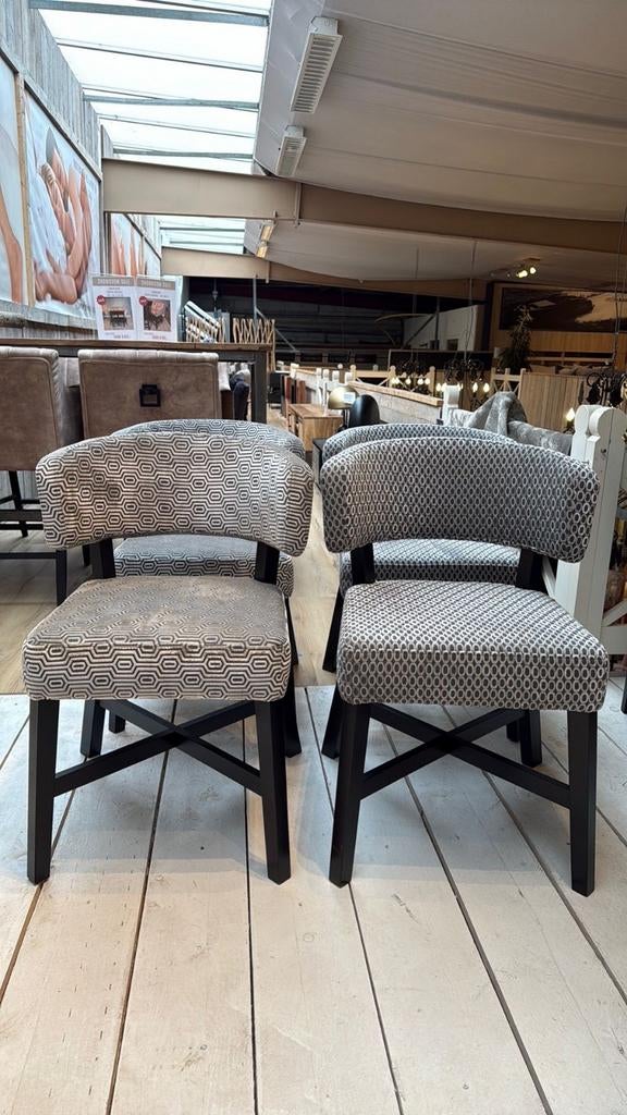 UrbanSofa showroom sale eetkamerstoelen Matteo, Ophalen, Zo goed als nieuw, Stof